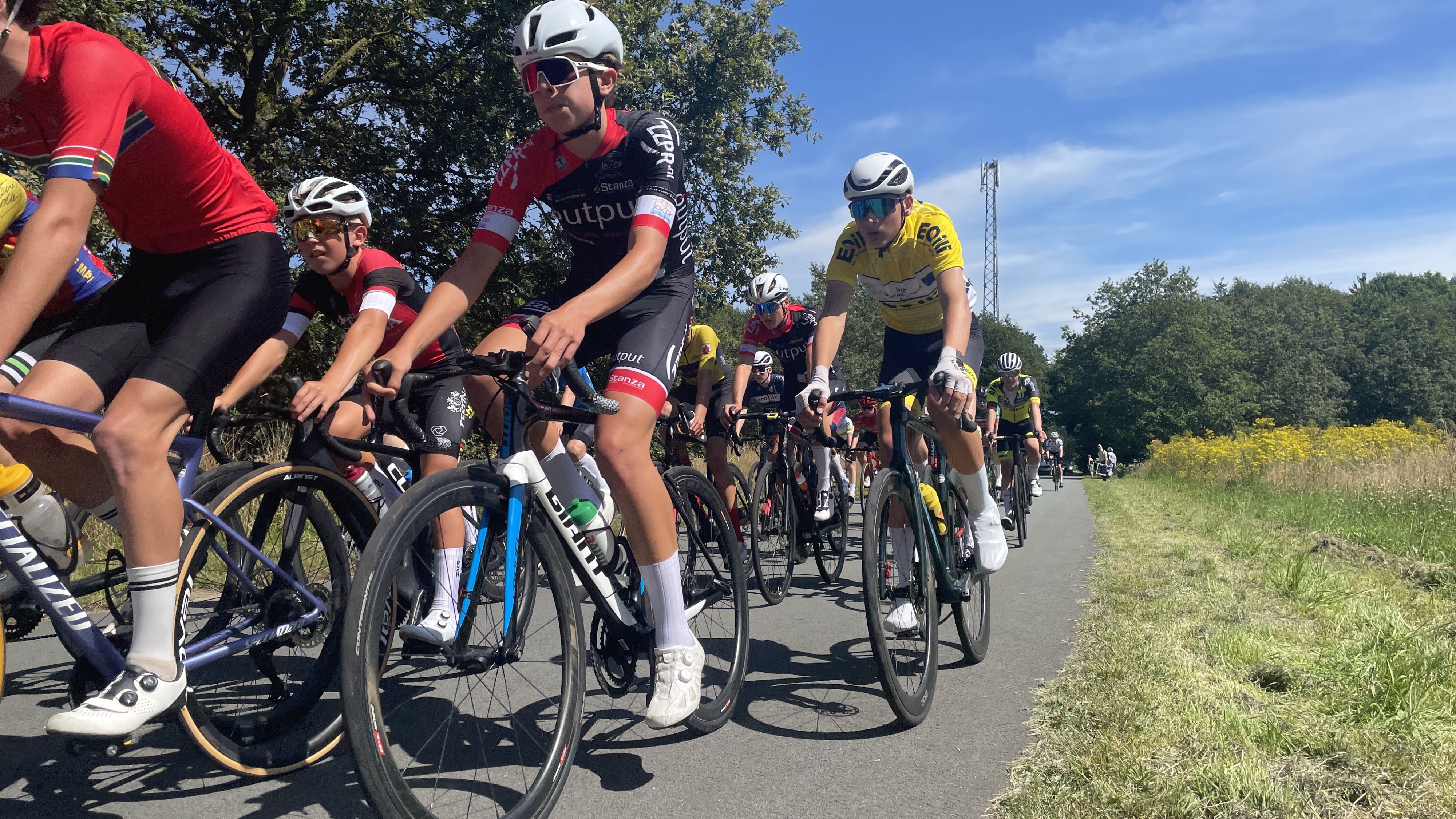 Koninginnerit brengt jonge wielrenners over VAM-berg: 'Kippenvelmoment'