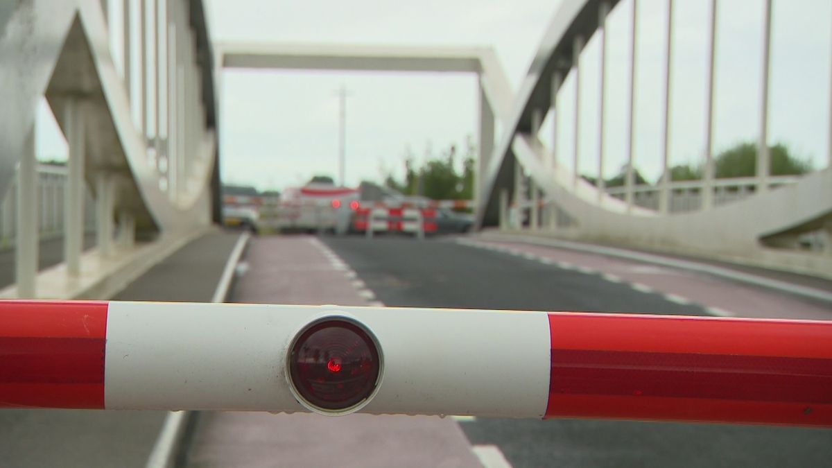 112-nieuws: Berging gekantelde trailer met bitumen bij P+R Hoogkerk (file) • Gewonde bij steekincide