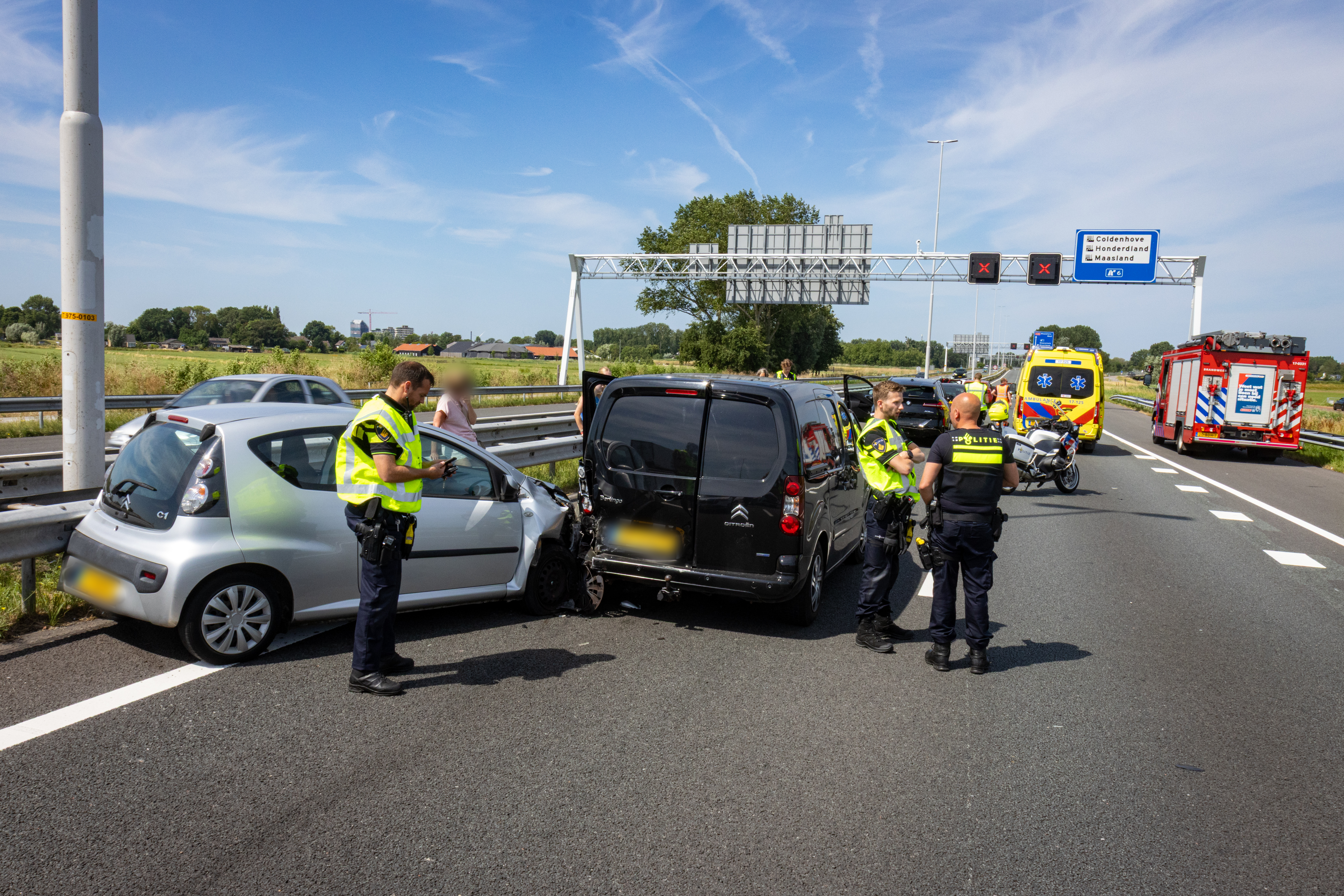 Beide rijbanen van de A20 zijn afgesloten.