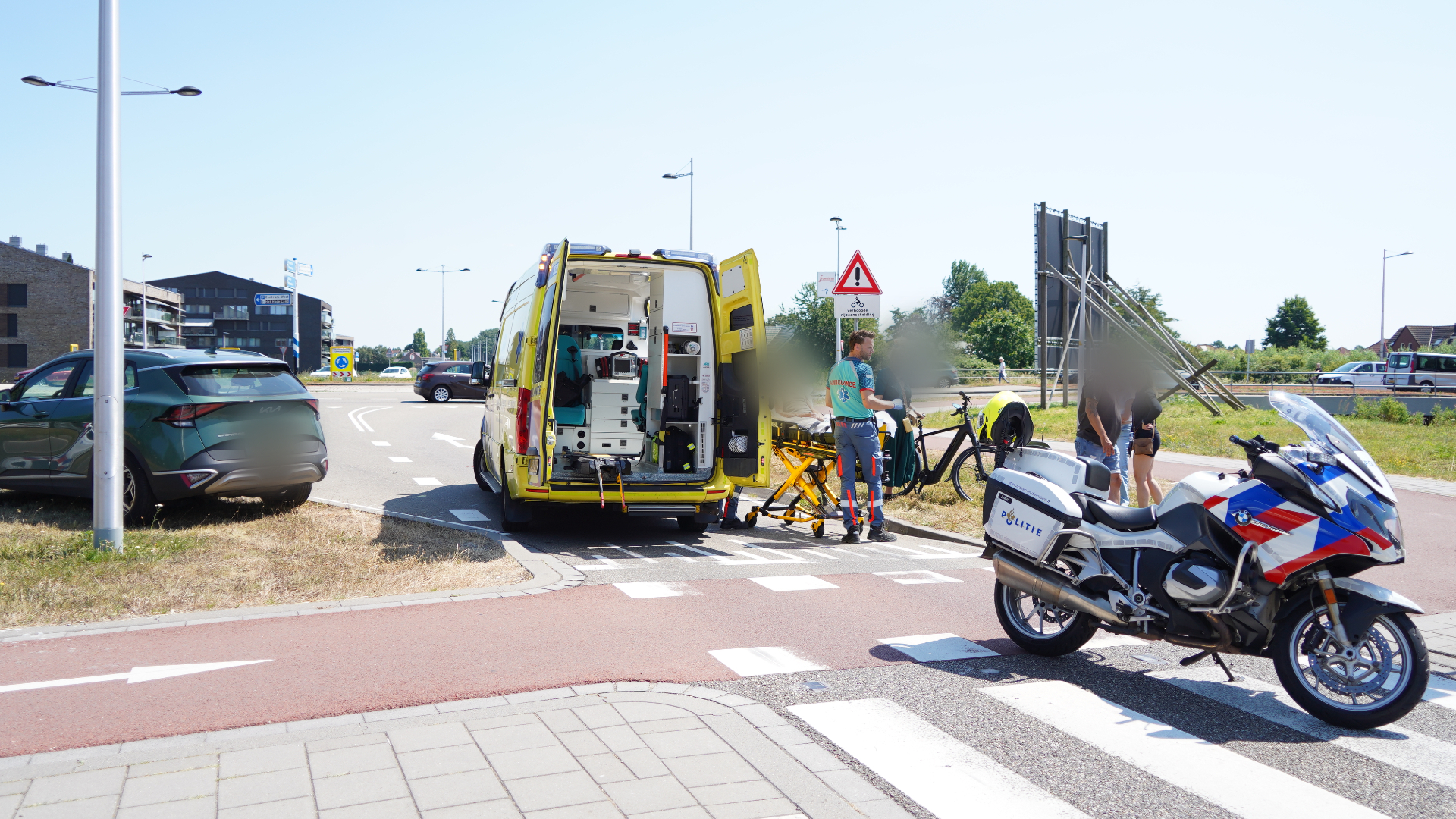 De fietser raakte gewond en is naar het ziekenhuis gebracht.