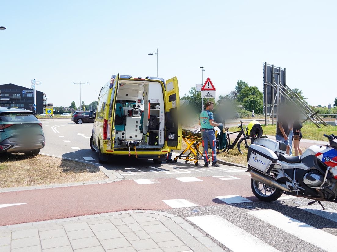 De fietser raakte gewond en is naar het ziekenhuis gebracht.