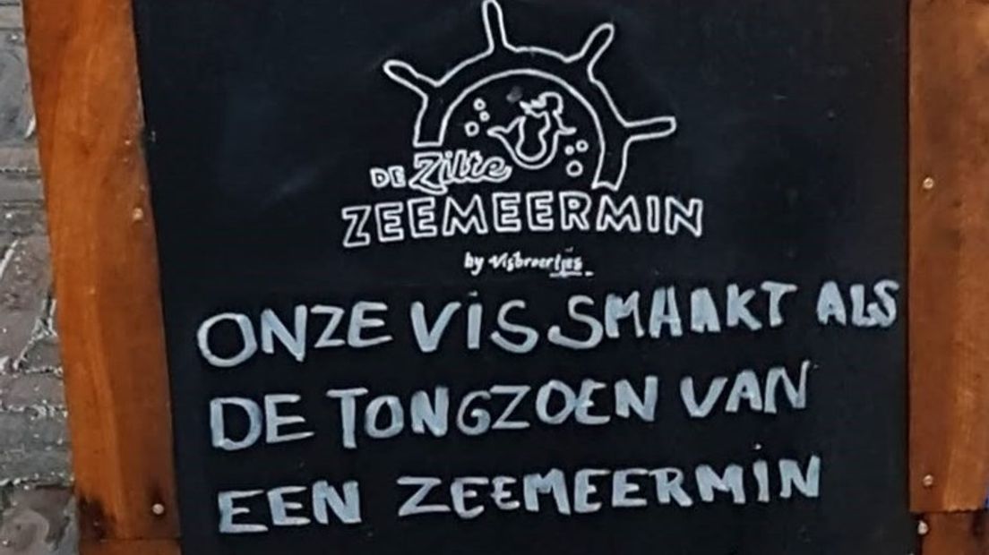 Viswinkel De Zilte Zeemeermin in Arnhem heeft de slechtste slogan van het jaar. De leus 'Onze vis smaakt als de tongzoen van een zeemeermin' kreeg bijna een kwart van de ruim zevenduizend internetstemmen.