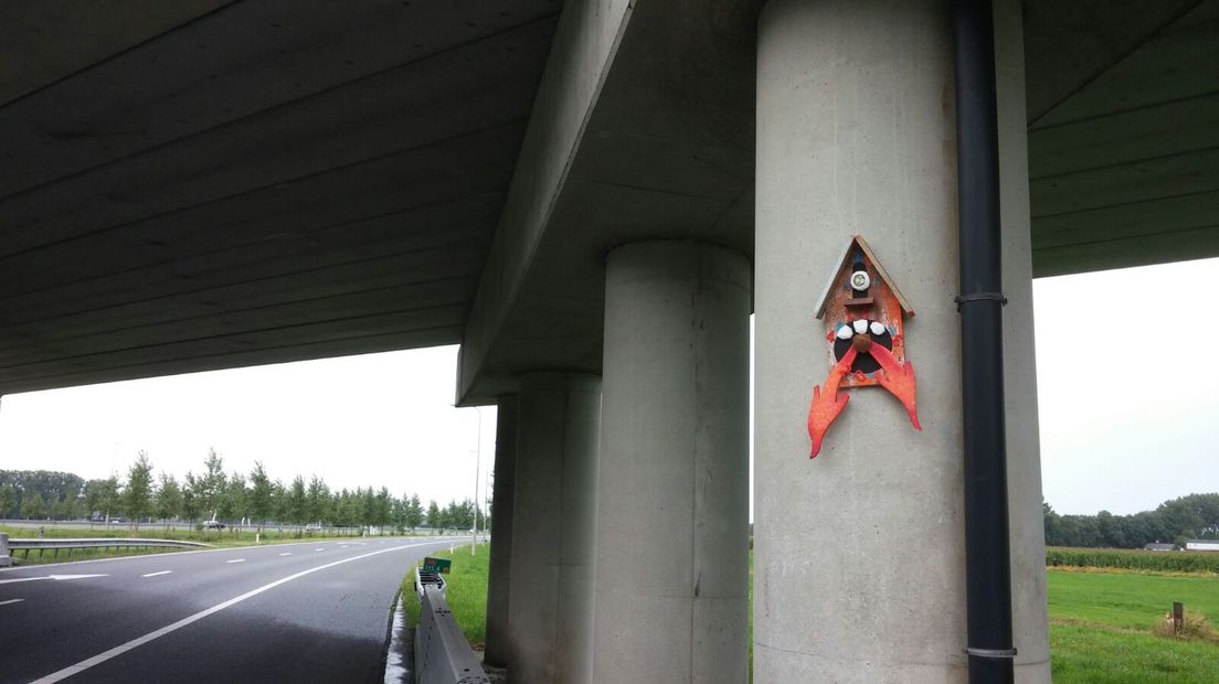 Er zijn nog veel meer mysterieuze kunstwerkjes aangetroffen in de Betuwe. De op vogelhuisjes en klokken lijkende kunstwerken duiken niet alleen op langs verschillende snelwegen, maar ook in steden als Culemborg, Nijmegen en Tiel.