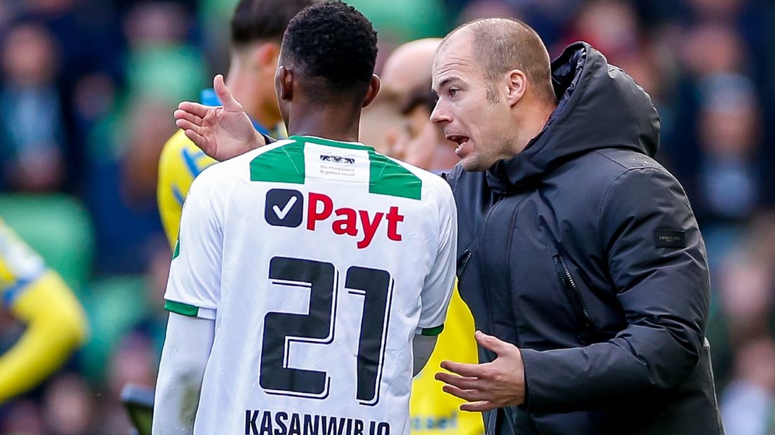 Trainer Danny Buijs geeft aanwijzingen