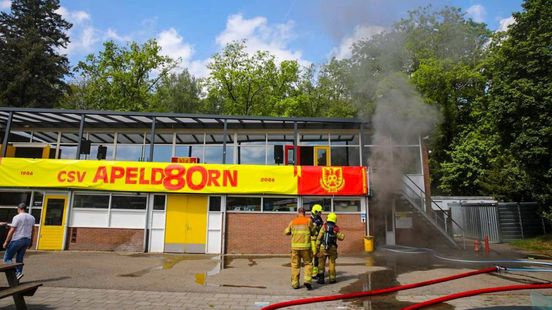 Voetballers schrikken tijdens wedstrijd: felle brand in kleedkamers