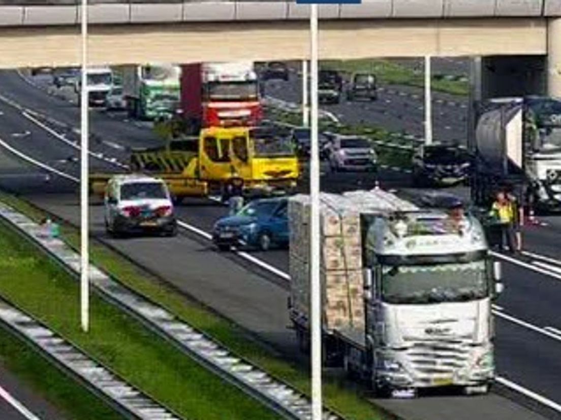 De politie doet onderzoek naar het ongeluk op de A15 richting knooppunt Benelux