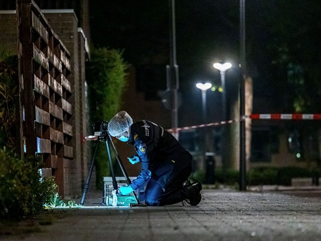 De politie doet onderzoek in de Basrastraat