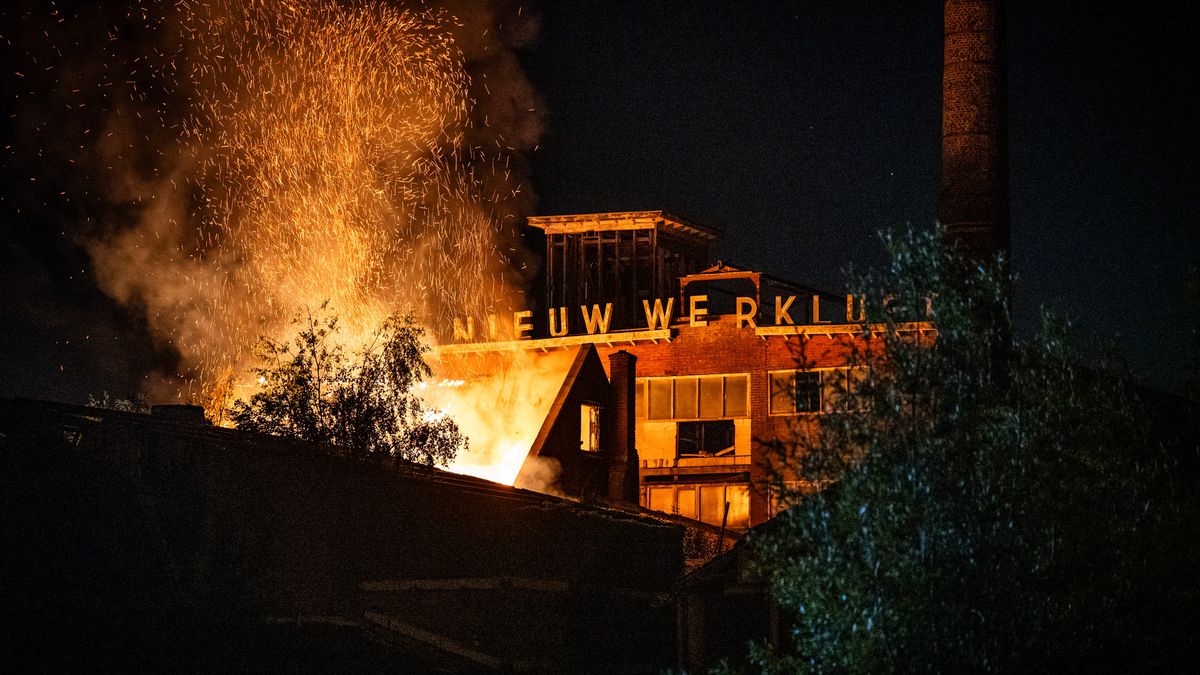 Veel rook en vonken bij brand in oude fabriek