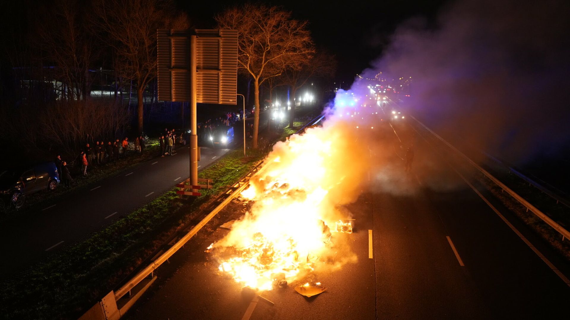 Brandend Afval Zorgt Voor Onrust Op A28 Bij Meppel, Weg Weer Open In ...