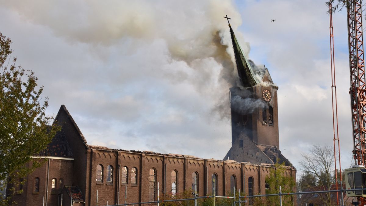 Leo ziet bekende kerk uitbranden: 'Tranen liepen over wangen van kerkgangers'