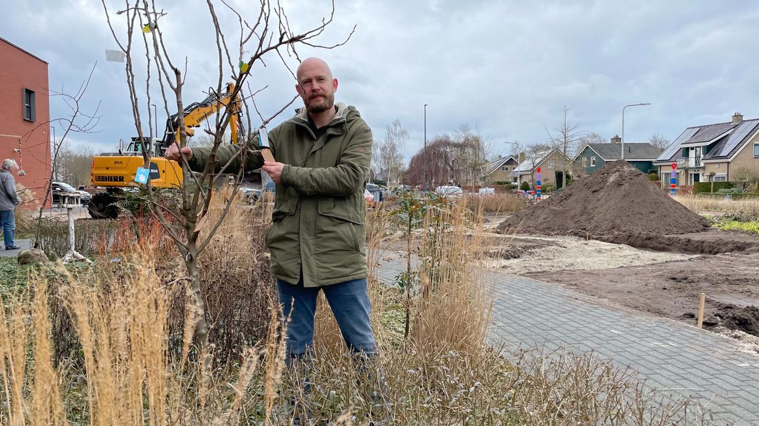 Initiatiefnemer Stefan Keijzer plant de eerste perenboom