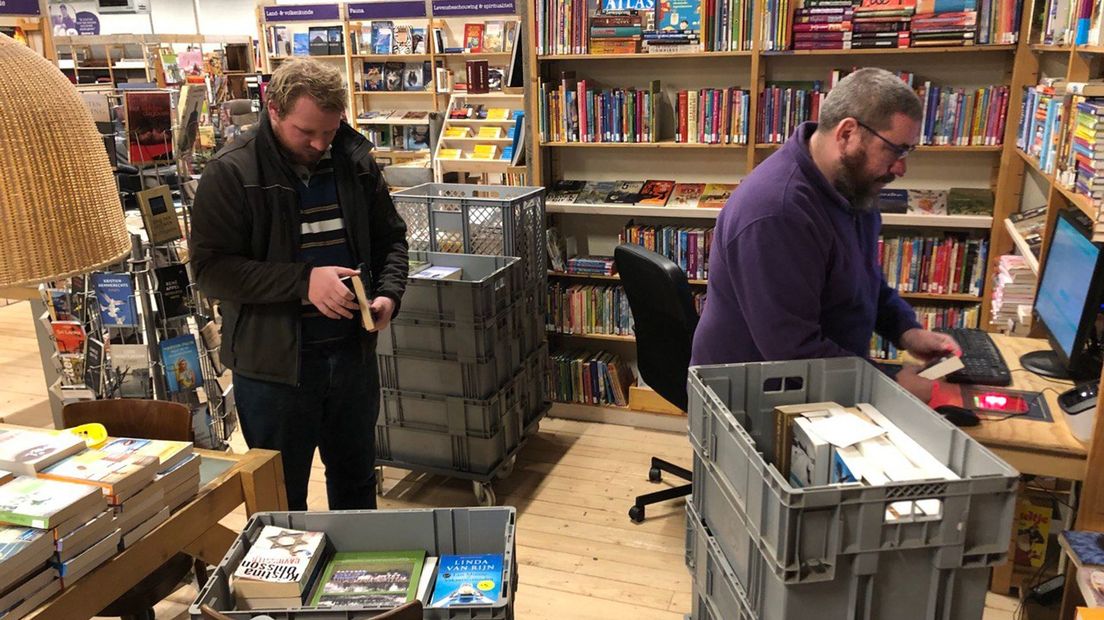 Medewerkers van Het Goed in Hengelo aan het werk op de boekenafdeling