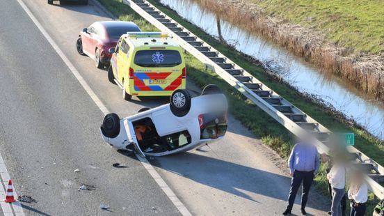 Auto over de kop op de A15