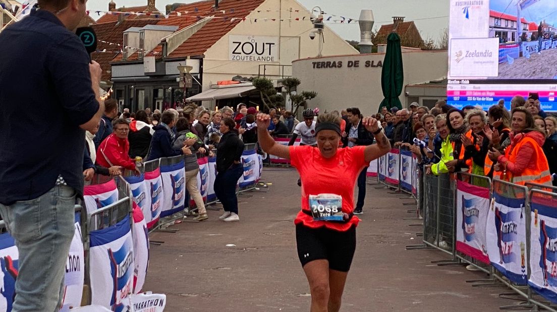 Tara uit Vlissingen is de laatste finisher van de Kustmarathon