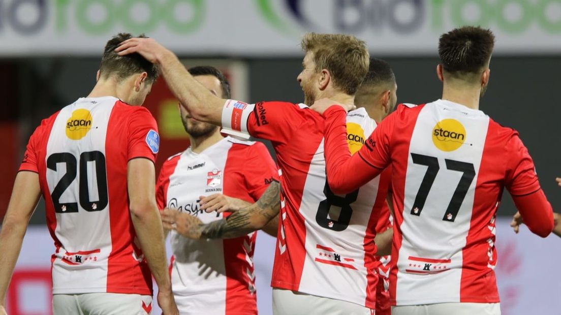 FC Emmen viert de openingstreffer van Adzic