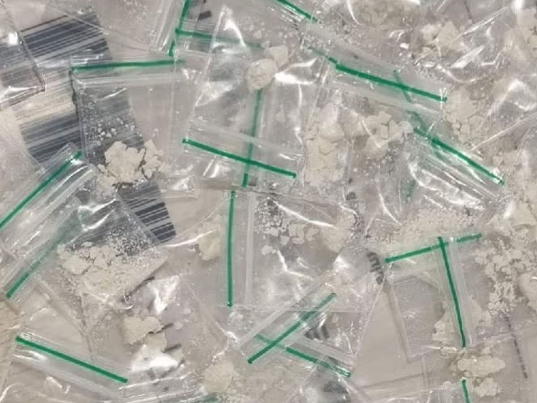 De politie vond veel plastic zakjes met wit poeder in de auto van een 20-jarige Rotterdammer