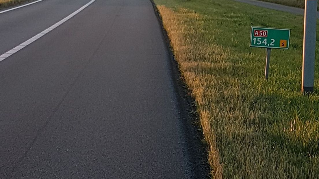 Sarah Blom strandde zaterdagavond met een kapotte auto op de A15. Ze wachtte uren vergeefs op de wegenwacht.