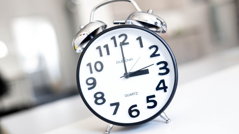 Klok een uur vooruit: tips om te dealen met de zomertijd - Omroep West