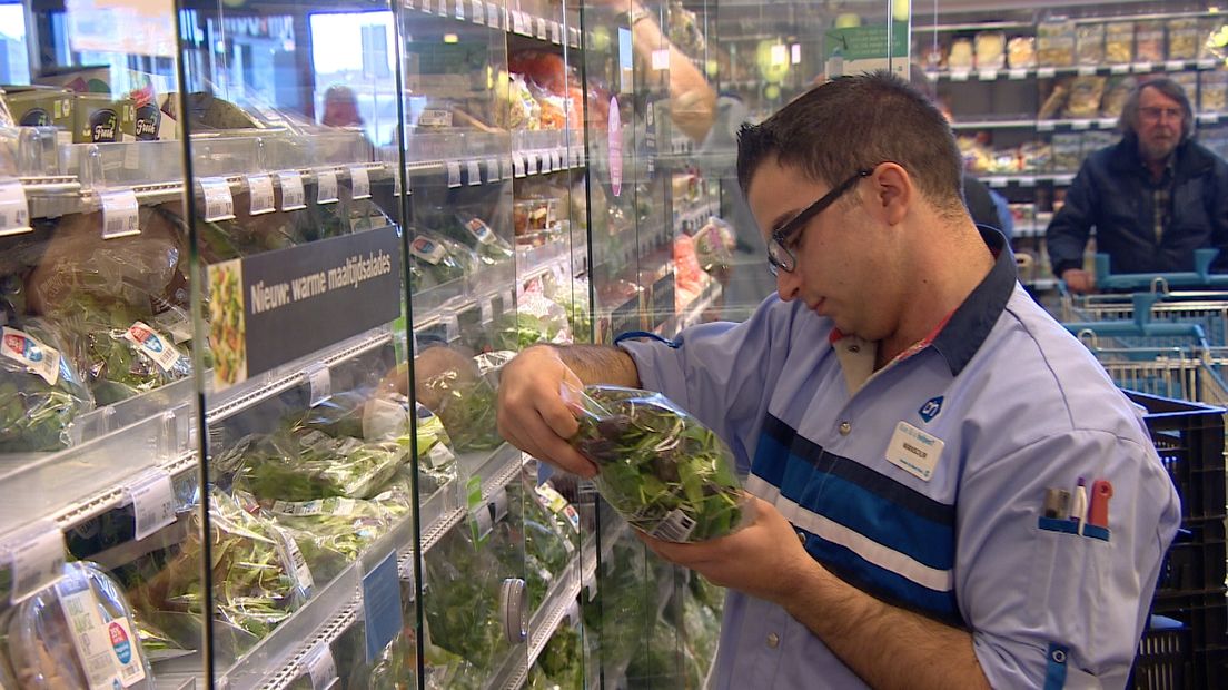 Adam en Mansour leren Nederlands in supermarkt Hulst (video)