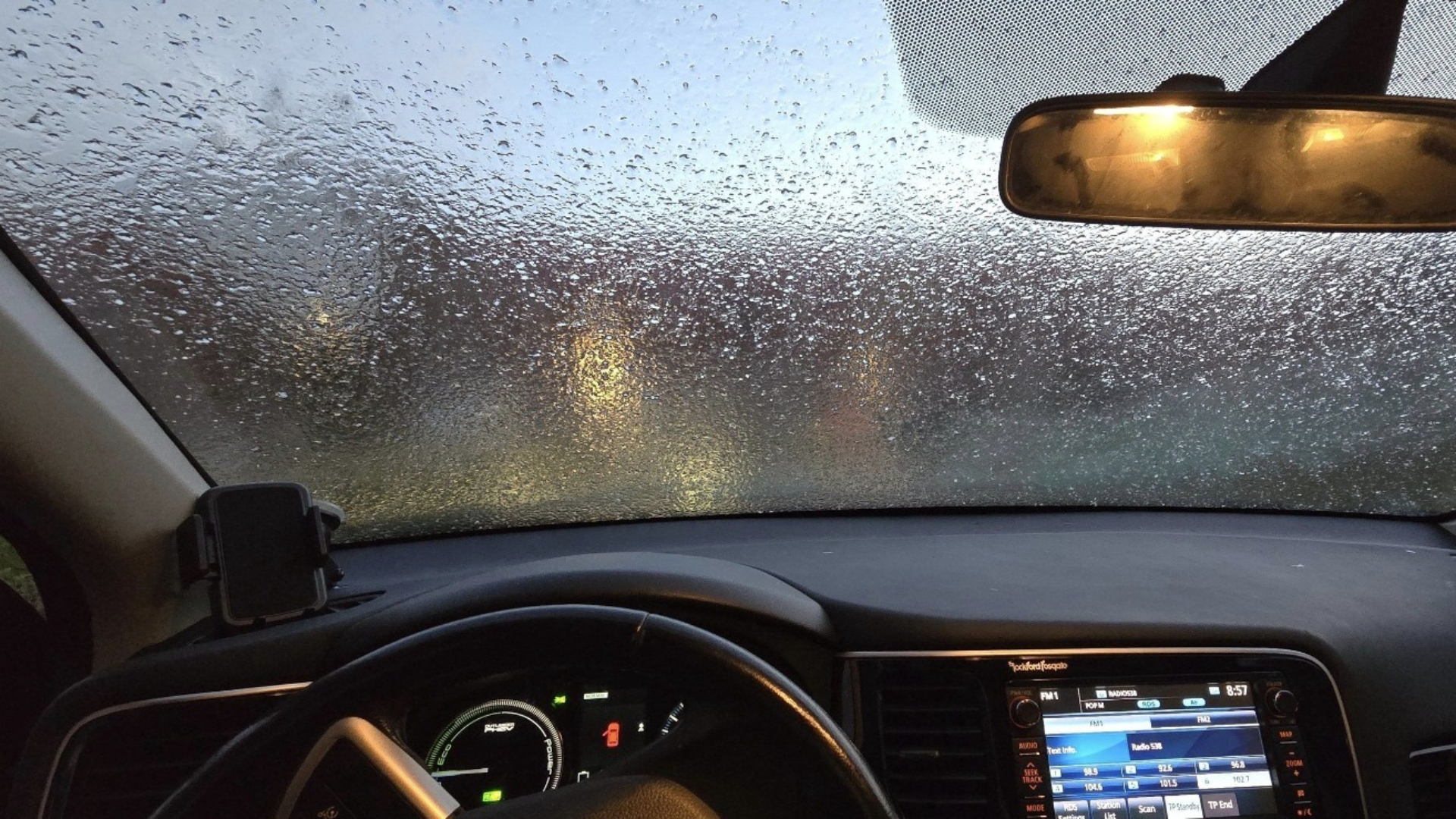 Dat wordt krabben met deze bevroren autoruit.