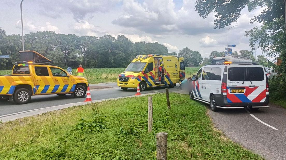 De hulpdiensten in actie bij het ongeval.
