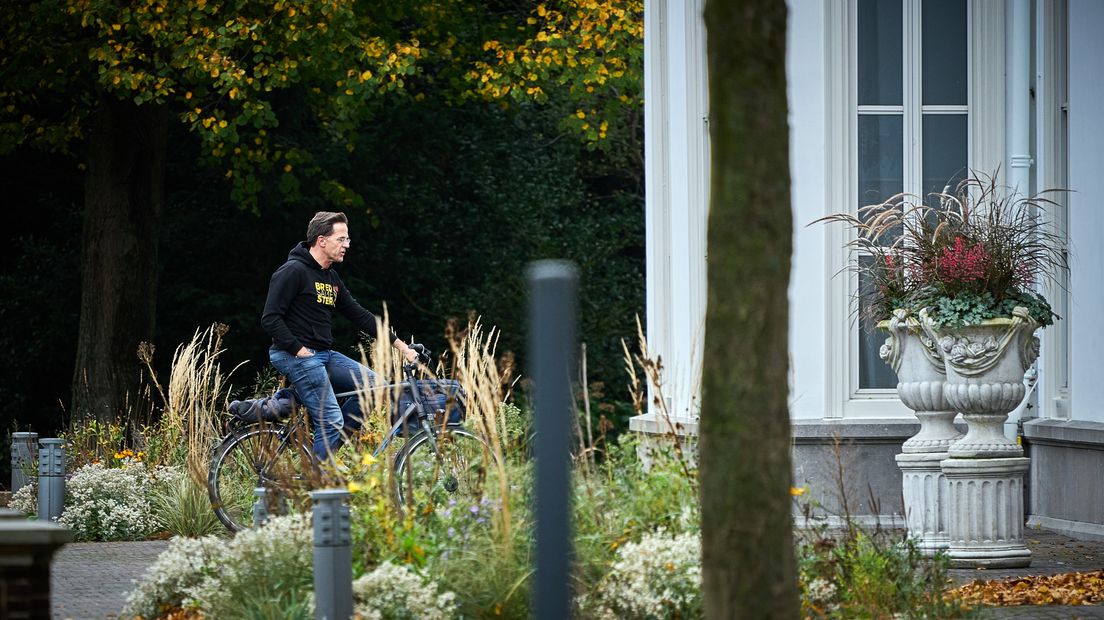 Premier Rutte had zondag overleg met experts op het Catshuis.