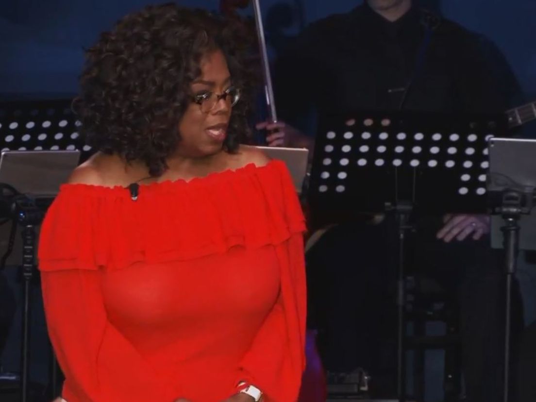 Screenshot: Oprah, tijdens haar toespraak voor de doop.