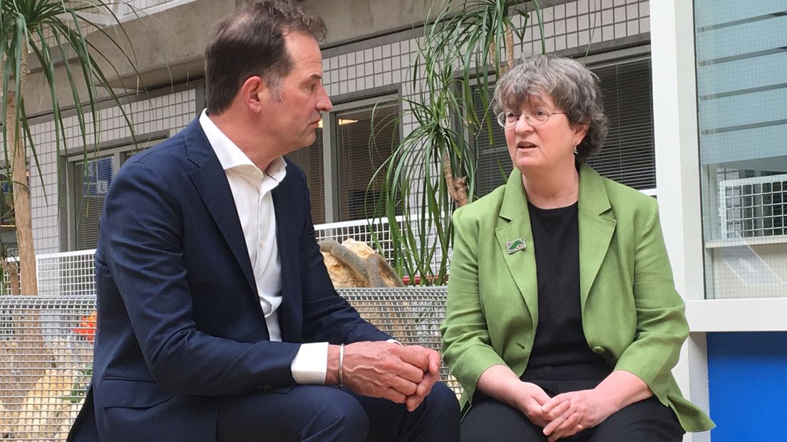 Adrienne Cullen in gesprek met professor Arie Franx. Arie Franx was eindverantwoordelijke als hoofd gynaecologie.