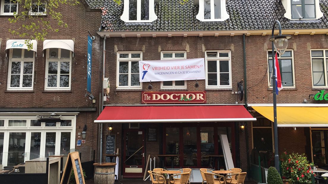 Diverse kroegbazen op de Markt in Wageningen hebben spandoeken aan hun gevels gehangen. Dit doen ze om te protesteren tegen Stichting Wageningen 45.