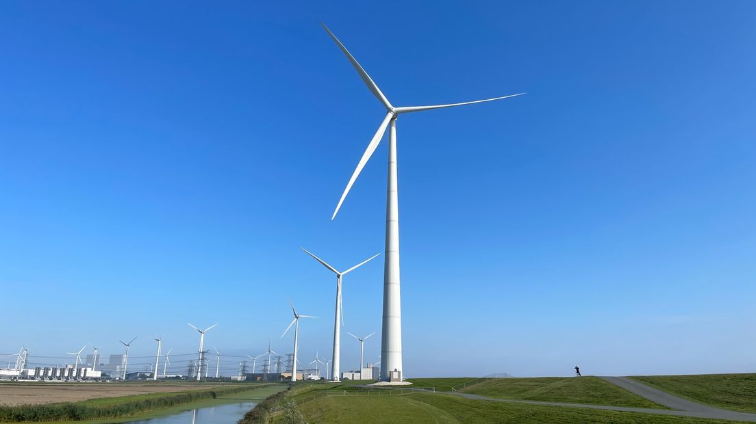 Een windmolen met op de achtergrond de Eemshaven