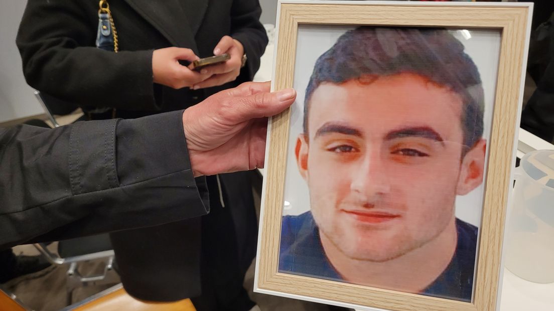 De moeder van Amir nam een foto van hem mee naar de rechtbank