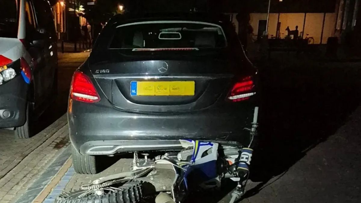 Drankrijder (16) zonder rijbewijs botst met crossmotor tegen politie in Gorredijk