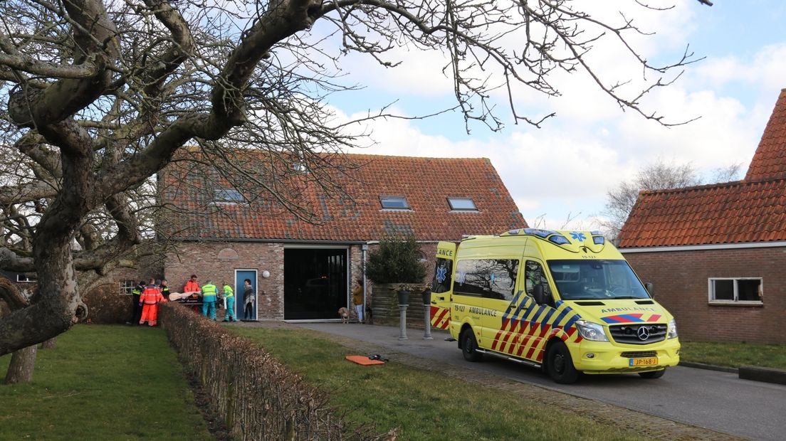 De man werd met de ambulance naar de traumahelikopter vervoerd.