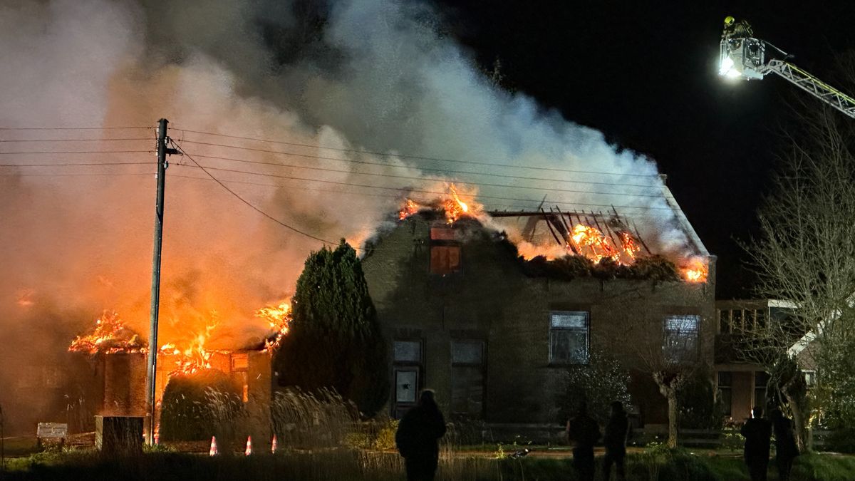 Uitslaande brand in monumentale woonboerderij met rieten dak