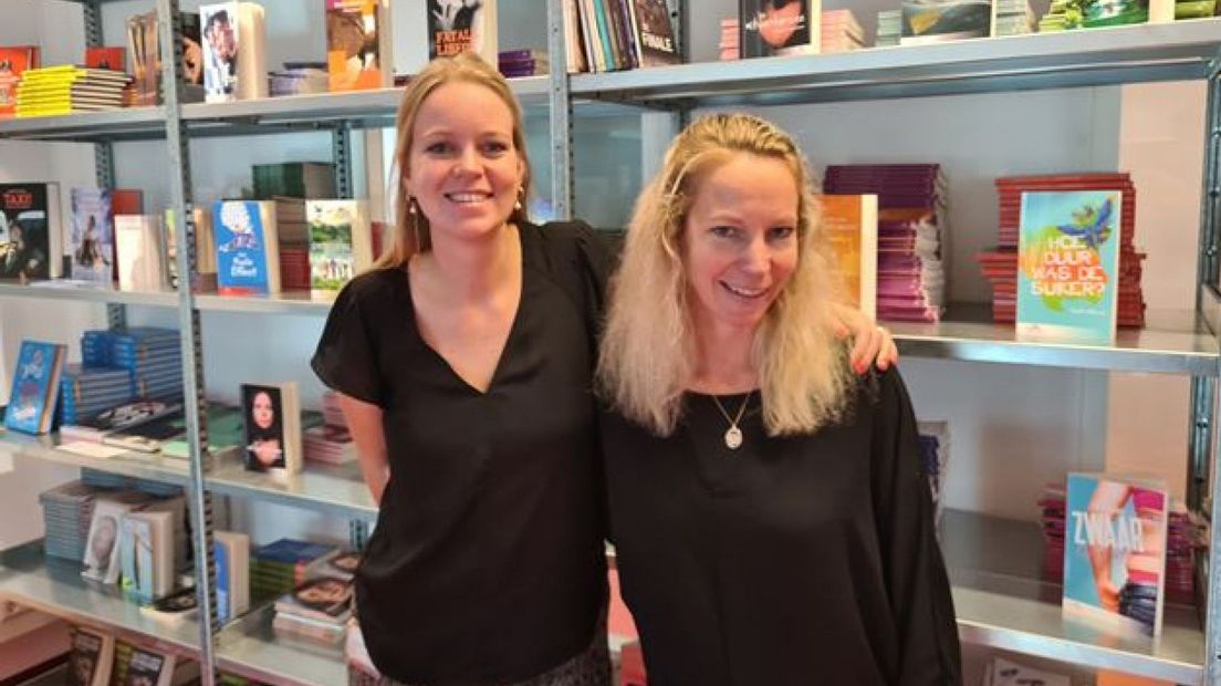 Rosa Rupert en Marjolein Kool in de bibliotheek van het ROC Mondriaan.
