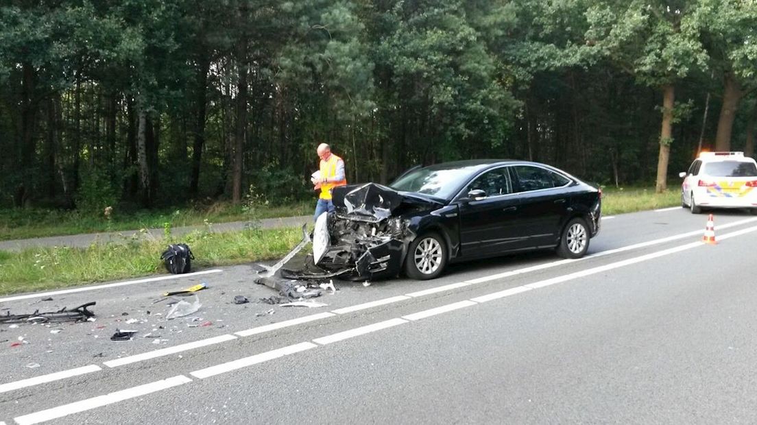 Auto zwaar beschadigd bij ongeluk op N346