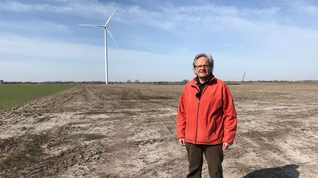 Bernhard Hanskamp in 1e Exloermond bij de eerste windmolen in de Veenkolonien: "dit had nooit zo gemoeten" (Rechten: Serge Vinkenvleugel/RTV Drenthe)