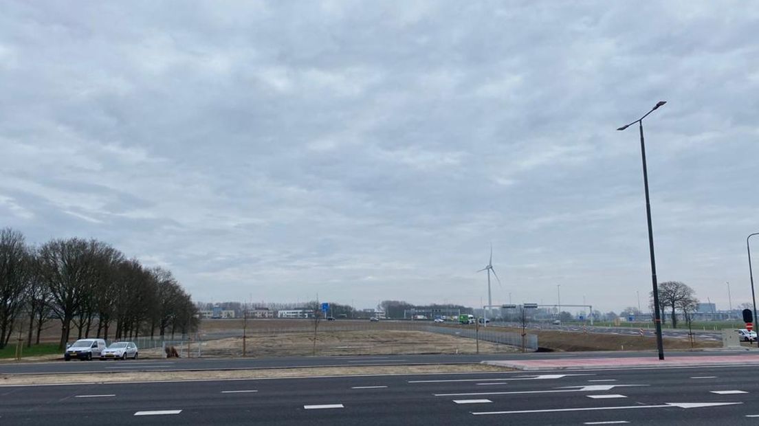 Een grote lap grond met een hek er om heen. Binnenkort komt hier anderhalf voetbalveld aan zonnepanelen te liggen.