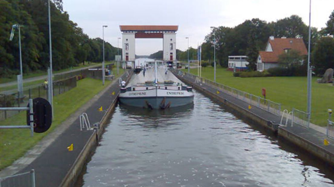 De Raad van State heeft bijna alle bezwaren tegen de uitbreiding van Sluis Eefde van tafel geveegd. De gemeente Lochem moet alleen nader onderzoek doen naar de effecten van een nieuwe brug over het sluiscomplex. Dit betekent dat er vier woningen gesloopt gaan worden.