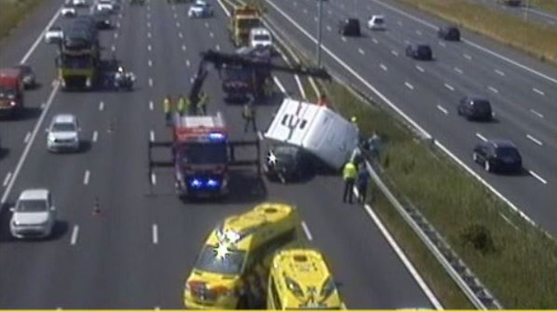 Auto met caravan is geschaard na ongeluk op de A4