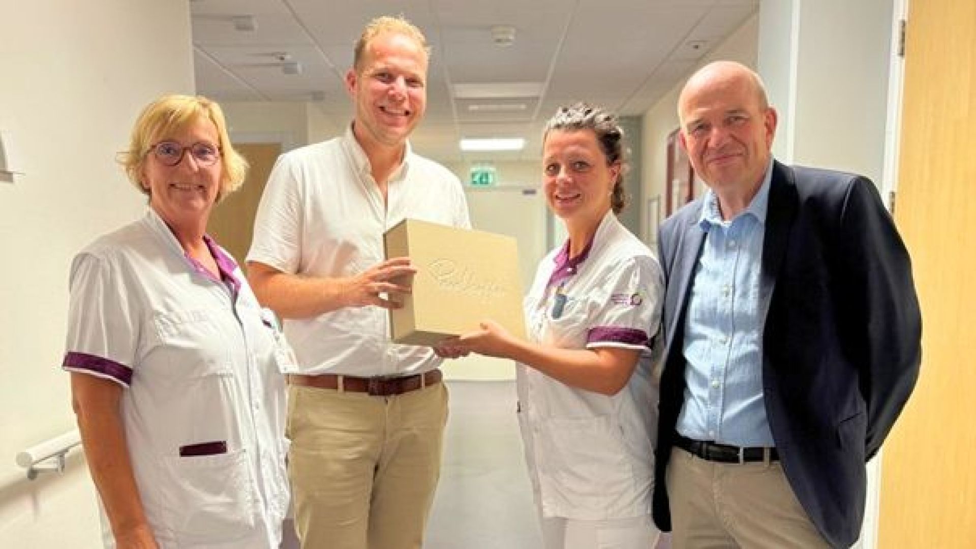 Overhandiging Parelkoffers door Bjorn Visser, directeur Rouwkost en Wim Aalderink, voorzitter Stichting Vrienden van het SKB.