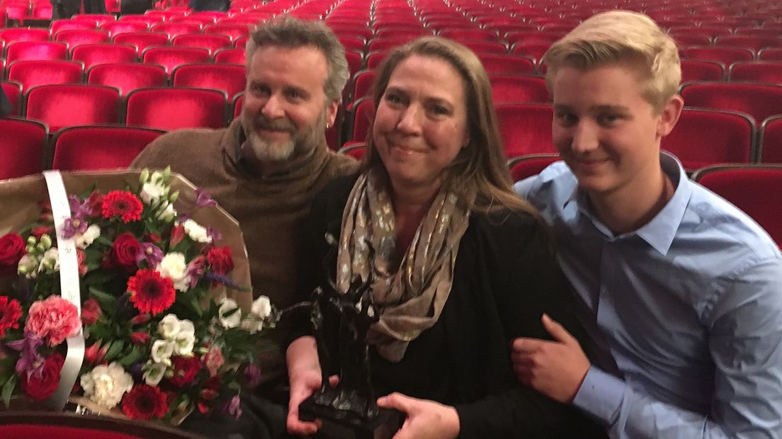 Linda van Aken (midden) met haar man (links) en zoon (rechts).
