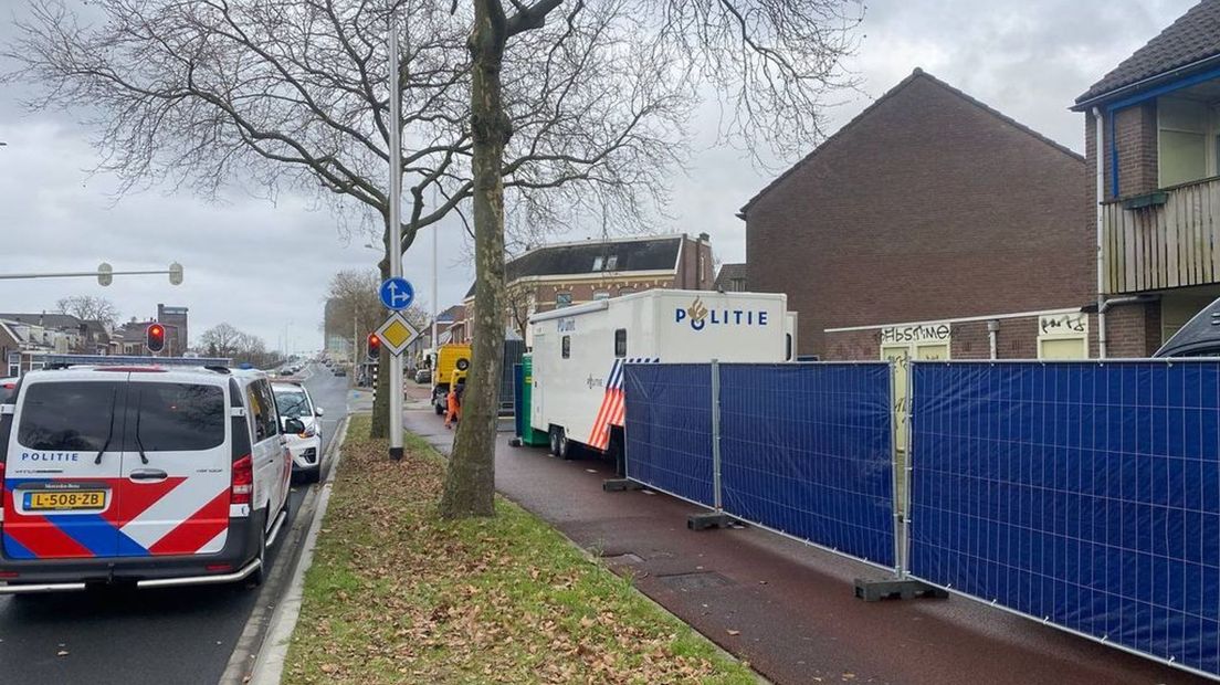 De politie doet uitgebreid onderzoek aan de Graafseweg in Nijmegen.