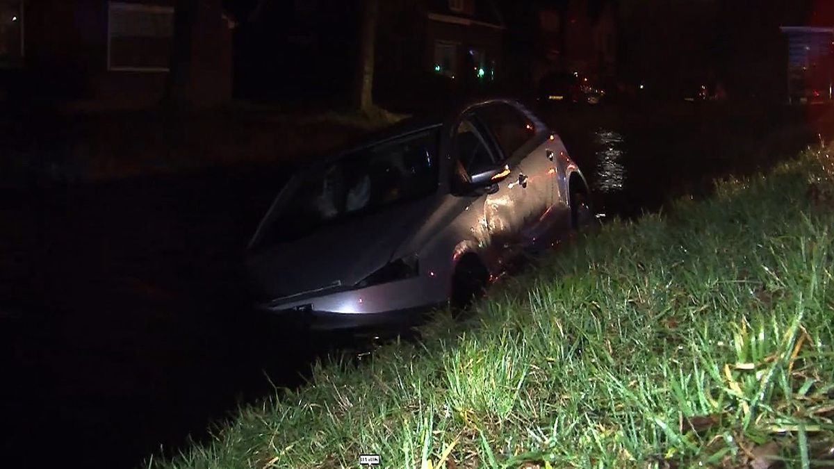 Auto te water na klapband in Groenekan
