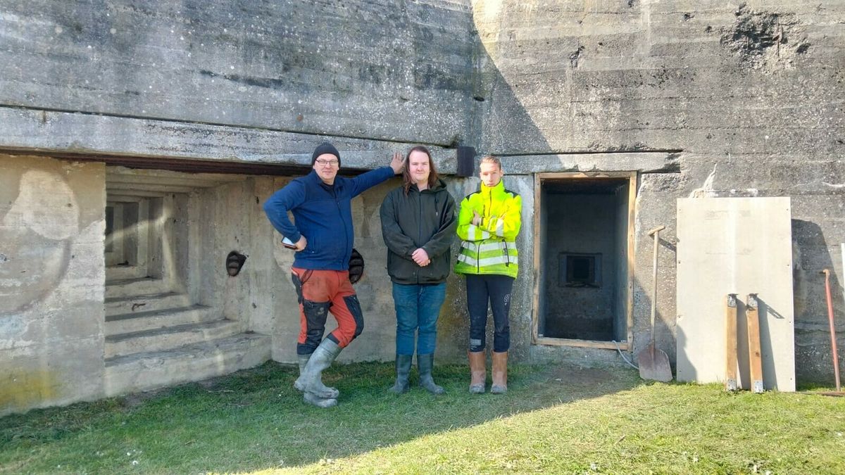 Vloer van 350 kilo in bunker getakeld: 'Ik verzamel al dertig jaar spullen voor de restauratie'