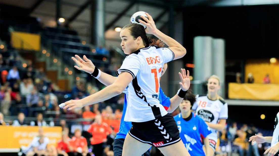 Yvette Broch in actie op het WK handbal.