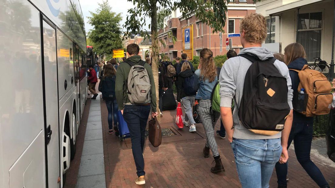 In de rij voor de bus op het station in Assen (Rechten: RTV Drenthe/Hielke Meijer)