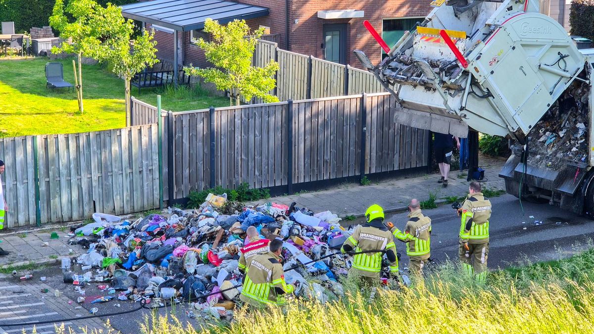 Vuilniswagen lost lading na brand in bak
