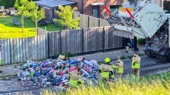 Vuilniswagen lost lading na brand in bak