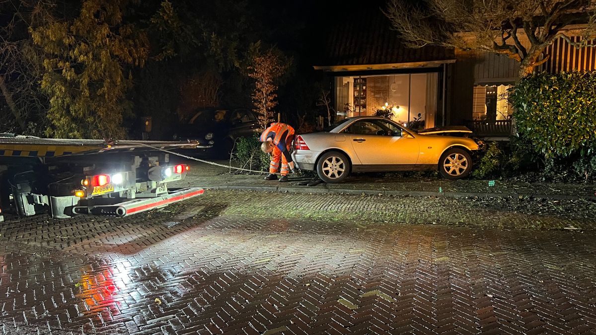 112 nieuws: Auto rijdt in Diepenveen tuin in, gewonde bij frontale aanrijding Deurningen
